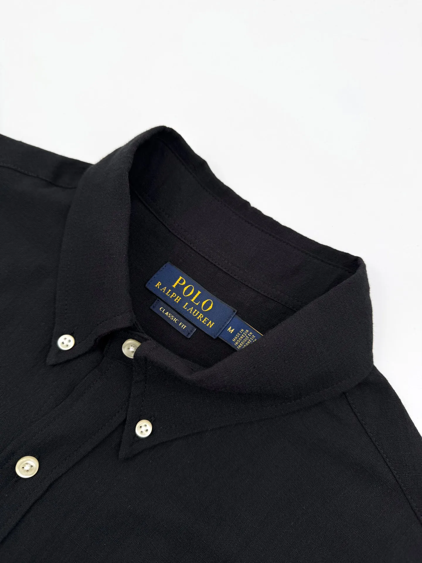 P380 Ralph Lauren embroidered linen shirt. Selected high-quality linen material. It has natural texture and breathability. It is tight and smooth, comfortable and close to the skin. It is elegantly presented with a touch of deep ink. The exquisite red pony mark is embellished, like a smart flame in the dark night. The clever design of the external pleats and split back shoulders adds a sense of agility and detachment. The minimalist shape contains the soul of fashion. Process 1: Adopting imported machine embroidery technology and using advanced computer control systems and precision mechanical components to achieve the iconic pony embroidery operation with high precision and smooth and delicate lines. Process 2: Using the side-turn buried clamp sewing process, which is smooth and tidy. Process 3: The fabrics have been washed and have a better hand feel. Not easy to deform, not easy to shrink, not easy to fade, and maintain long-term beauty. Accessories: Customized 1:1 thick plate resin buckle Customized 1:1 Ralph Lauren trademark Fit: Loose fit Size: S M L XL Style number: 25246